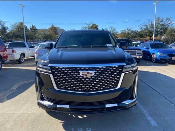 “Black car service Dallas sedan and SUV fleet ready for airport transfers at Dallas Love Field Airport.”