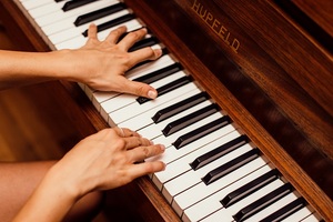 Cursos y lecciones de piano en l\u00ednea: una gu\u00eda completa para elegir el mejor