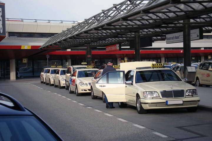 Finding Airport Taxi Services