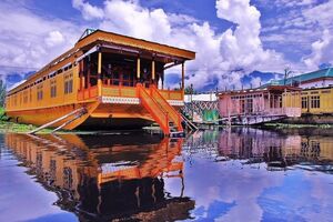 Uncover the Best Houseboats in Kashmir