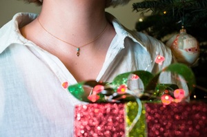 Sustainable Accessories to Pair with Your Christmas Outfit