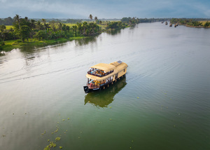 Experience the Enchanting Houseboats of Alappuzha