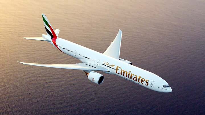 Come posso comunicare con l'operatore Emirates Airlines?
