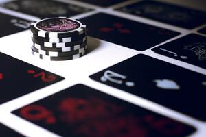 Poker tr\u1ef1c tuy\u1ebfn nhi\u1ec1u b\u00e0n