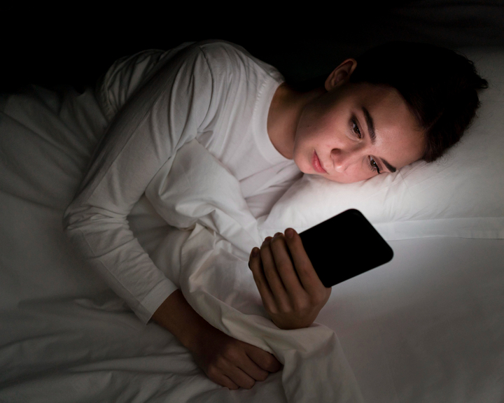 How Light and Screen Time Affect Your Sleep and Headache Patterns 