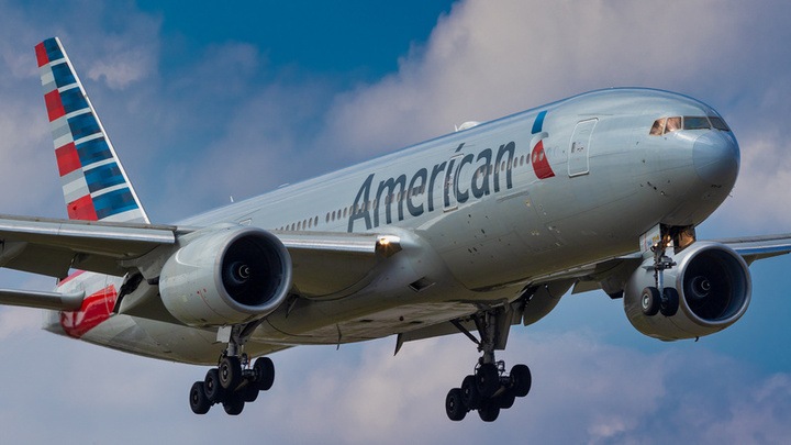¿Cómo me comunico con American Airlines por teléfono?