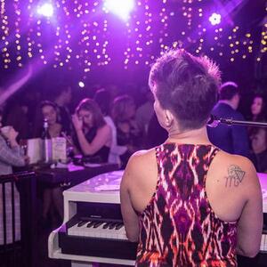Discover Entertaining Live Music At Cocktail Bar With Best Unrecorded Music