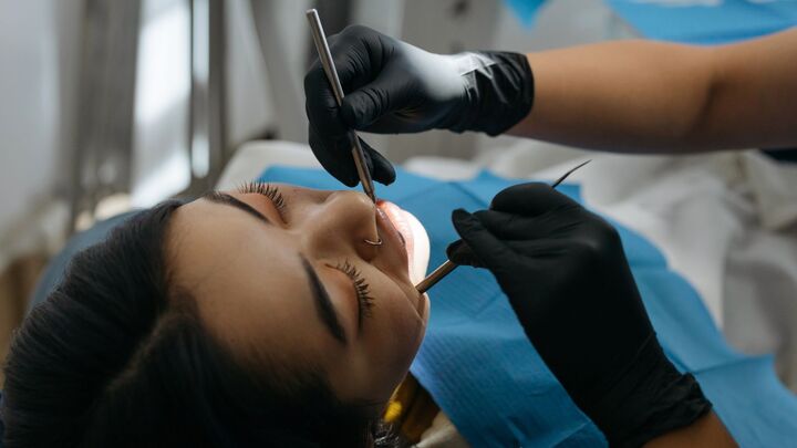 Peut-on obtenir un sourire éclatant avec facette dentaire Genève ?